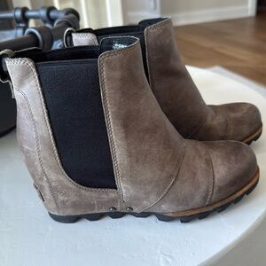 Sorel women’s size 8 wedge boot.  Good condition.